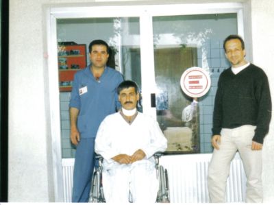 Με τον Kemal και τον kak-Jabar στην είσοδο της Μονάδας Νωτιαίου Μυελού.